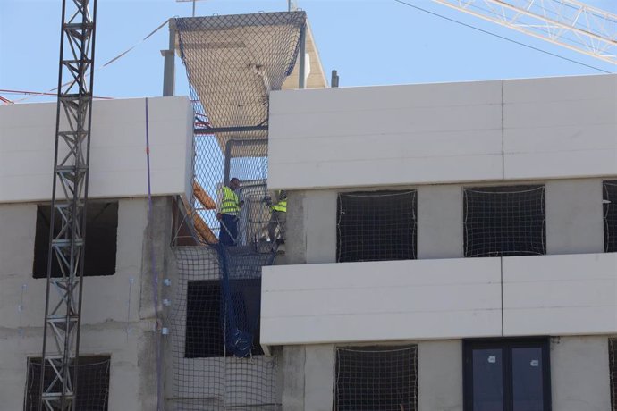 Dos obreros trabajan en la construcción de un edificio en Madrid (España). Imagen de archivo.