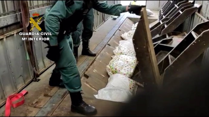 La Guardia Civil desmantela una organización dedicada al tráfico internacional de marihuana y cocaína.