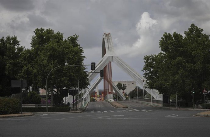 Puente de la Barqueta sin tráfico durante el estado de alarma