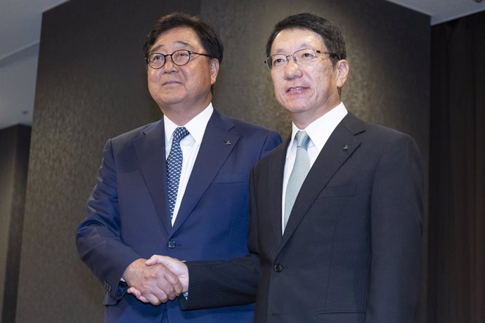 A la izquierda Osamu Masuko y a la derecha Takao Kato.