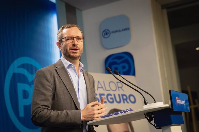 El director de campaña y vicesecretario de Organización del Partido Popular, Javier Maroto, presenta el eslogan de campaña para las próximas elecciones generales del 28 de abril. 