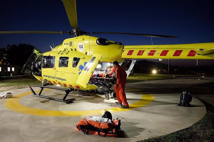 Profesionales del helicóptero nocturno del Sistema d'Emergncies Mdiques (SEM)