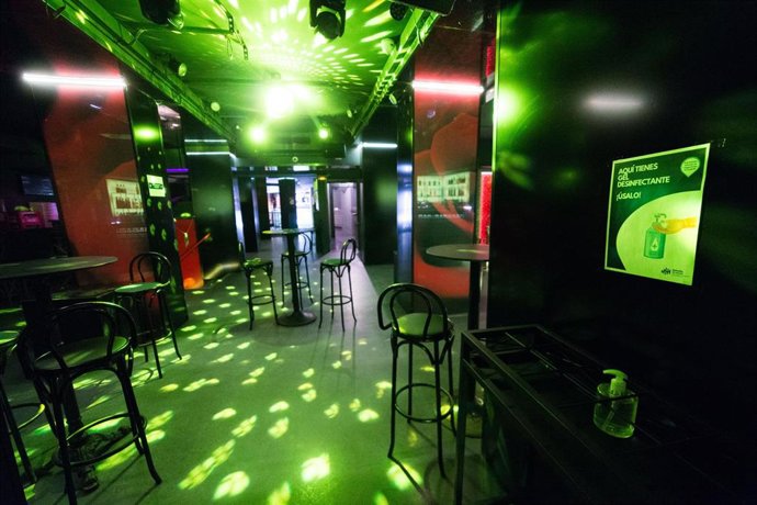 Cadires en la pista de ball de la discoteca La Cartoixa (Calli de la Creu, 10), a Madrid (Espanya), a 3 de juliol de 2020.