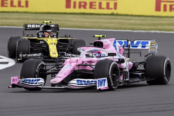 El Racing Point de Lance Stroll por delante del Renault de Esteban Ocon en el GP Gran Bretaña 2020