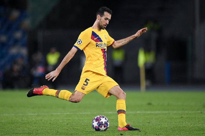 Sergio Busquets golpea un balón durante el Nápoles-FC Barcelona de ida de los octavos de final de la Liga de Campeones 2019-2020