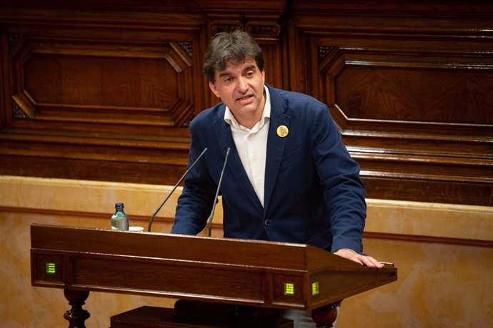 El diputado de ERC Sergi Sabri, durante su intervención en una sesión plenaria en la que se debate la gestión de las residencias para personas mayores y para personas con discapacidad durante la pandemia del COVID-19, en Barcelona, Catalunya (España), 