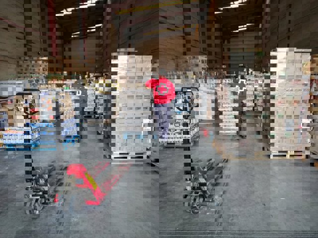 El almacén de Cruz Roja en Almería
