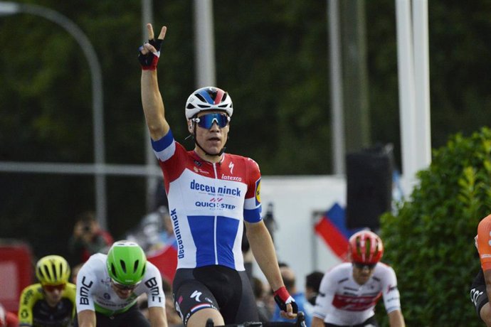 Fabio Jakbosen celebra su victoria en la etapa final de La Vuelta 2019