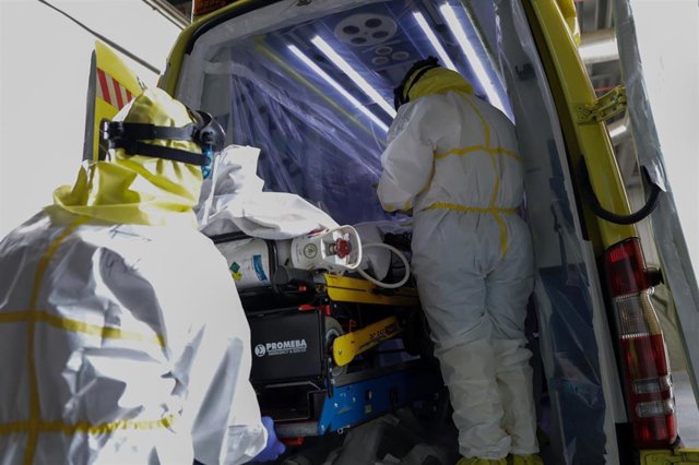 Sanitarios en una ambulancia.