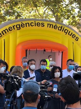 El delegado del Govern, Juli Fernndez; la gerente de la Región Sanitaria Metropolitana Norte, Anna Aran; y el alcalde de Terrassa (Barcelona), Jordi Ballart; este viernes 7 de agosto en Terrassa, ante uno de los dispositivos móviles para hacer test PCR.