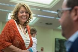 La exministra y diputada 'popular' Elvira Rodríguez charla con un compañero en una comisión del Congreso