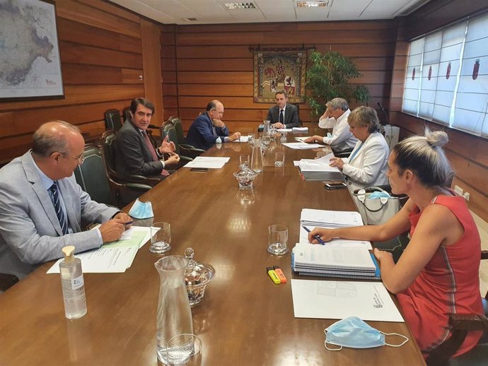 Reunión entre el consejero de Fomento y Medio Ambiente, Juan Carlos Suárez-Quiñones, y la presidenta de la CHD, Cristina Danés.