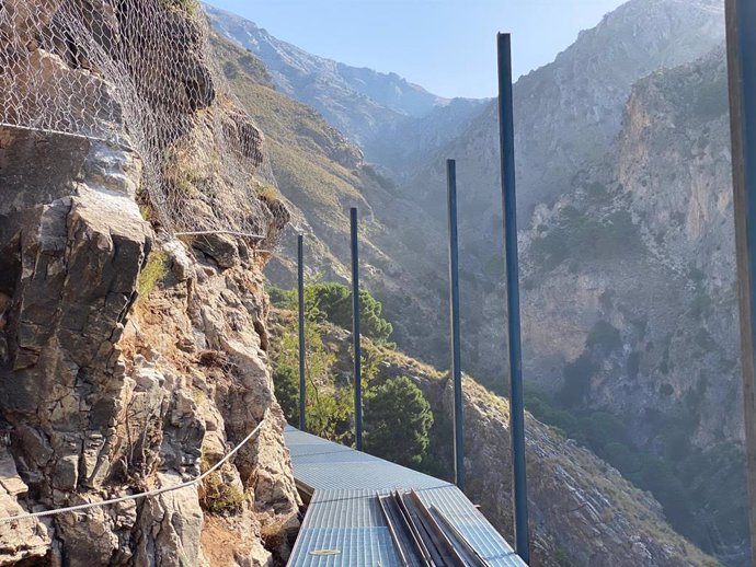 Comienza la instalación del puente colgante de 46 metros que une Canillas de Aceituno y Sedella a través de la Gran Senda