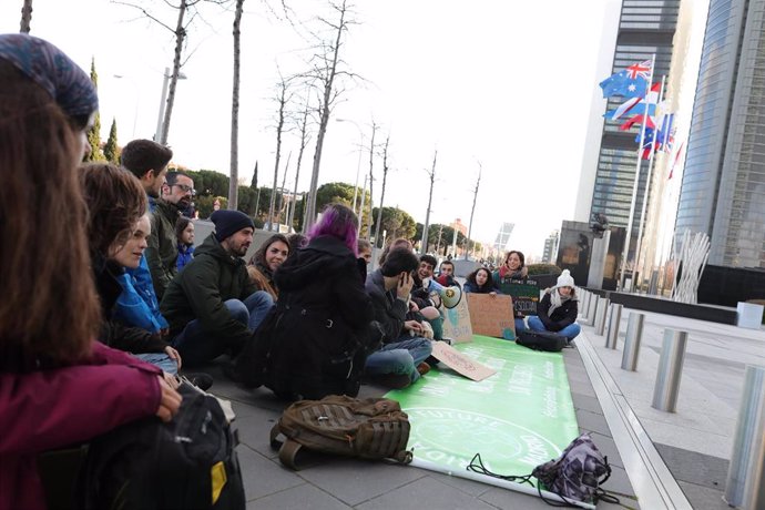 El movimiento Juventud por el Clima - Fridays For Future España vuelve a trasladar por segunda vez su protesta semanal contra la emergencia climática, que normalmente celebra ante el Congreso de los Diputados, a las puertas de la Embajada de Australia e