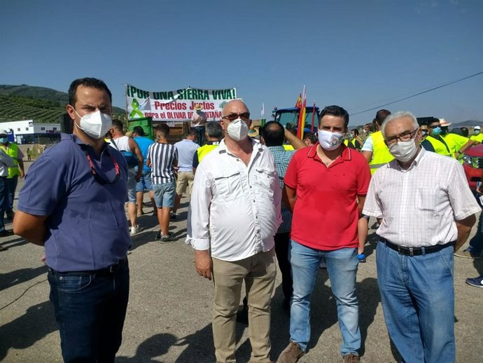 Representantes de las organizaciones convocantes de la caravana por un precio justo para el aceite de oliva en la Sierra de Segura.