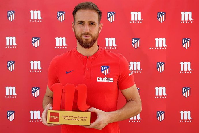 Jan Oblak posa con el trofeo de mejor jugador de la temporada del Atlético