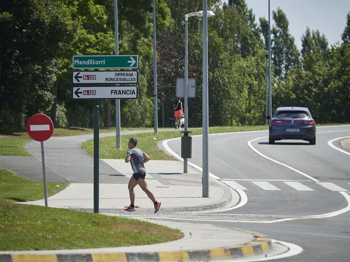 Una persona camina por las inmediaciones del Instituto de Educación Secundaria de Mendillorri donde  se realizaron pruebas PCR de diagnóstico de COVID-19 a jóvenes de entre 17 y 28 años