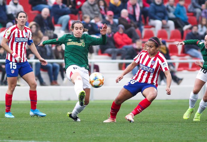 Leicy Santos  y Marta Unzue durante el partido entre el Atlético y el Athletic de la Primera Ibedrola 2019-2020