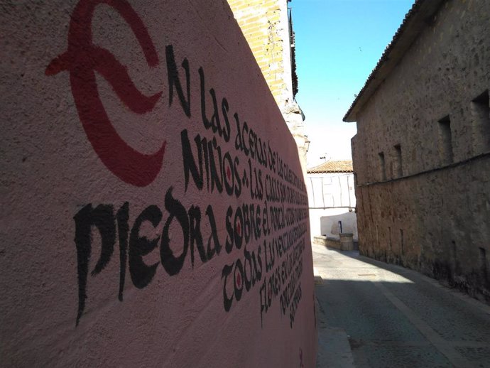 El proyecto Arte Sigural propone una rehabilitación estética del casco antiguo de Sigüenza mediante la intervención artística de las paredes y muros de inmuebles abandonados que presentan un estado deplorable.