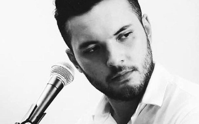 Kiko Peña, joven cantaor sevillano que clausura el ciclo 'Música en el Jardín del Picasso' de Málaga junto al guitarrista Ángel Doblado