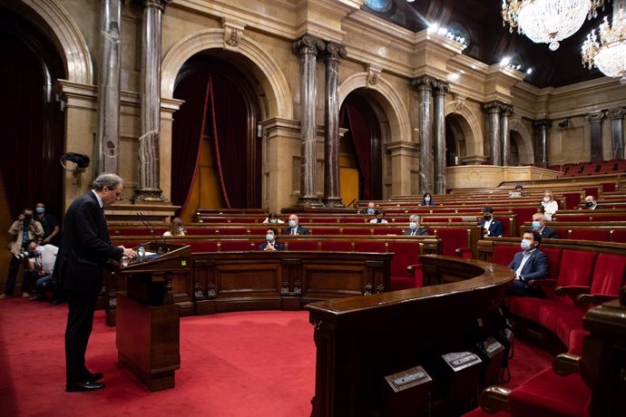 El president de la Generalitat, Quim Torra, durant la seva intervenció en un ple extraordinari que va sollicitar en el Parlament de Catalunya per debatre sobre "la situació política creada per la crisi de la monarquia espanyola" després de la marxa del