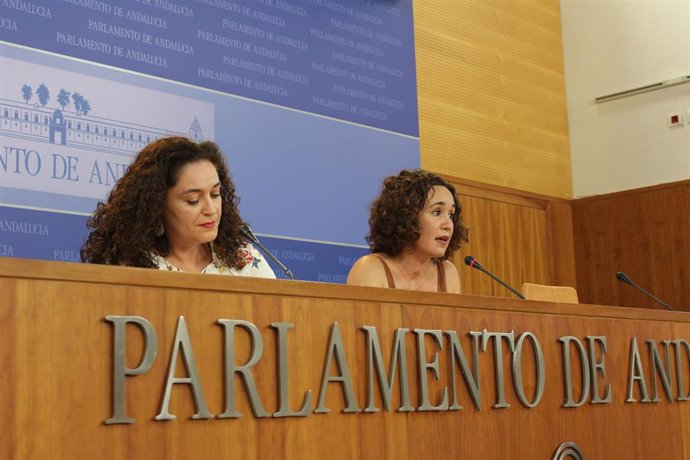 La diputada de Adelante y portavoz en la Comisión de Educación del Parlamento, Ana Naranjo, en una foto de archivo junto a Inma Nieto