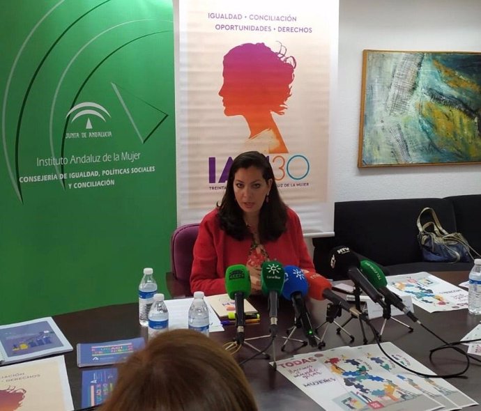 La asesora de programa del Instituto Andaluz de la Mujer (IAM) en Huelva, María Martín,  durante la presentación de la campaña del 8M 'Todas hacemos en mundo girar'
