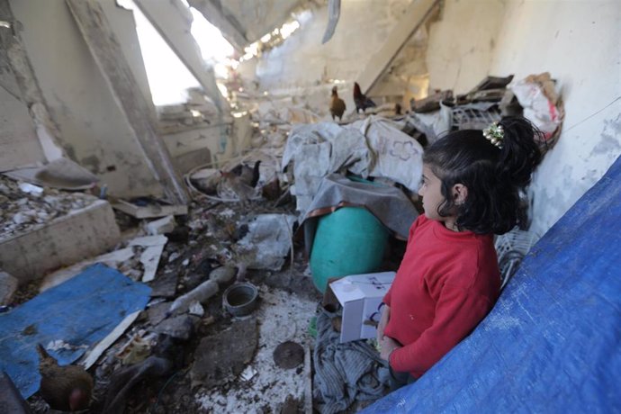 Dara, una niña desplazada siria, en una vivienda destrozada en Idlib