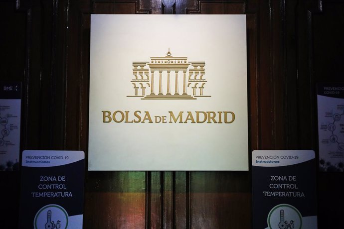 Logo de la Bolsa de Madrid en el interior del Palacio de la Bolsa, en Madrid (España)