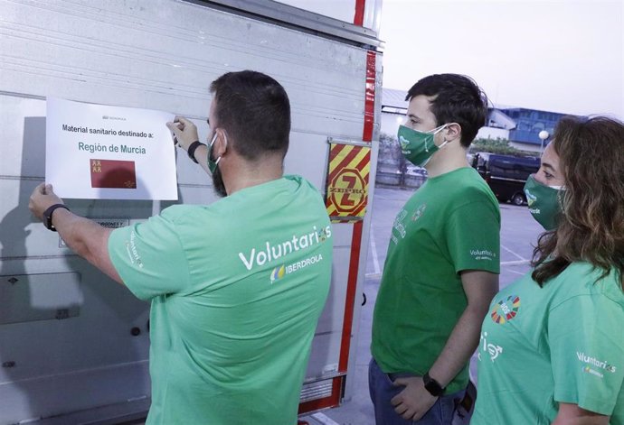 Voluntarios de Iberdrola colaboran en la descarga, desembalaje y distribución de respiradores donados por la compañía eléctrica