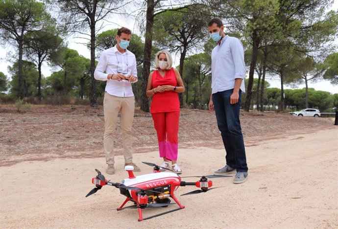 Presentación del servicio de drones para la vigilancia en el pinar y playa ante incendios.