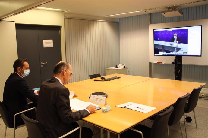 El conselleiro de Sanidade en funciones, Jesús Vázquez Almuiña, durante la videoconferencia con el Secretario de Estado de Saúde de Portugal, António Sales