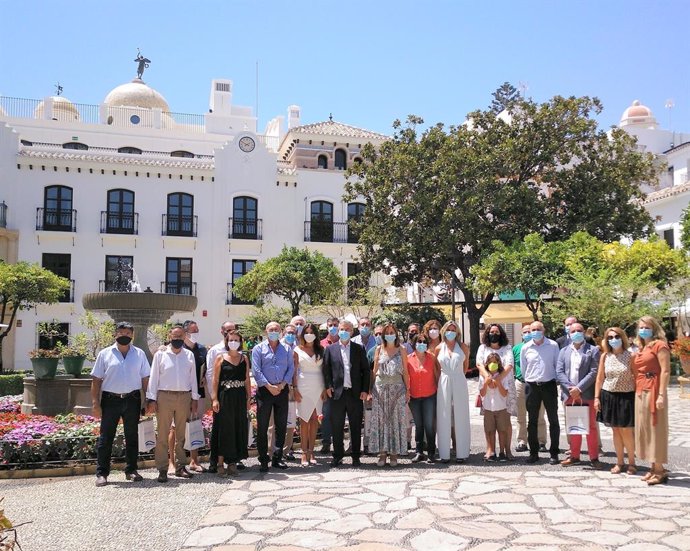 Reconocimientos del Ayuntamiento de Estepona a establecimientos turísticos de la localidad en el Día del Turista
