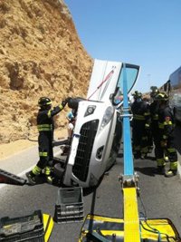 Bomberos de Almería excarcelan al ocupante de un vehículo tras volcar en El Cañarete