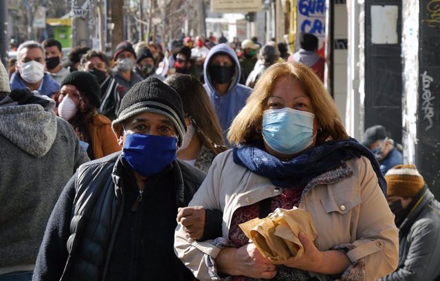 Personas con mascarilla en Chile durante la pandemia de coronavirus