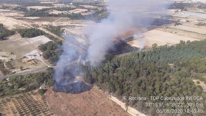 Imagen del incendio declarado en un paraje de Rociana del Condado.