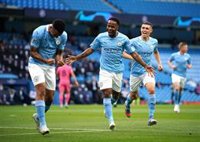 El City despacha al Madrid con dos regalos de Varane