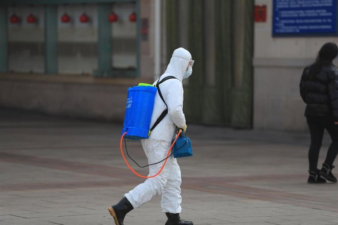 Un trabajador de la brigada de desinfección de Pekín, en China, durante la pandemia del coronavirus. 