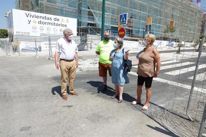 La edil del PSOE María de Carmen Sánchez y vecinos de Hacienda Cabello