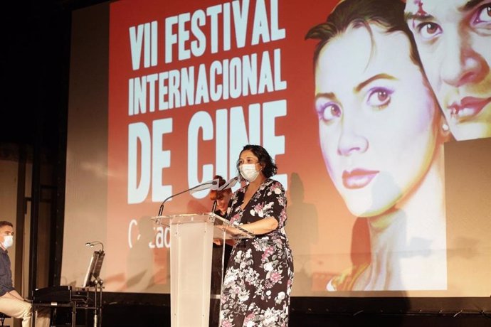 La viceconsejera de Cultura y Deportes, Ana Muñoz durante la inauguración, anoche, del VIII Festival de Cine de Calzada de Calatrava.