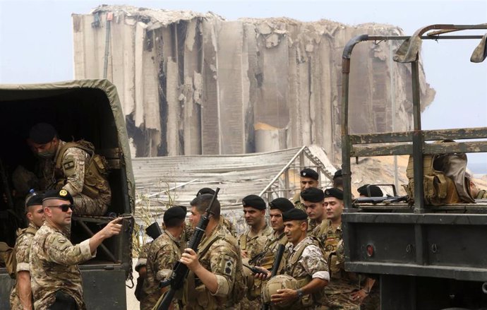 Militares del Ejército libanés trabajan en la zona de la explosión. 