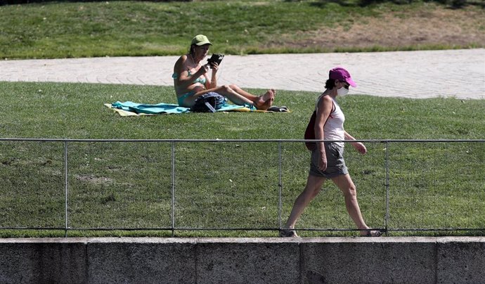 Dos personas soportan las altas temperaturas en el Parque Madrid Río, a 29 de julio de 2020.