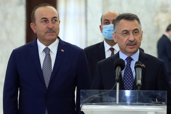 El vicepresidente turco, Fuat Oktay, junto al ministro de Exteriores, Mevlut Cavusoglu.
