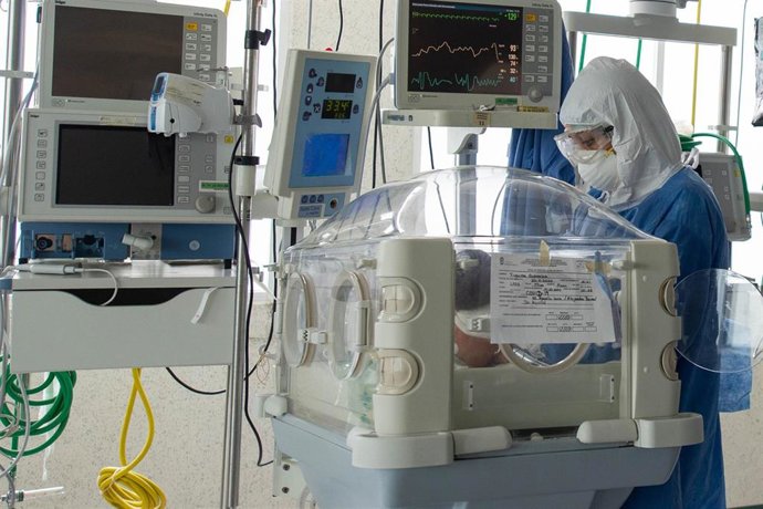 22 May 2020, Mexico, Toluca: A medic in protective suit checks a newborn at Maternal Perinatal Hospital which contains an intensive care unit for newborns or pregnant women patients who suffer the coronavirus (COVID-19). Photo: Gerardo Luna/NOTIMEX/dpa