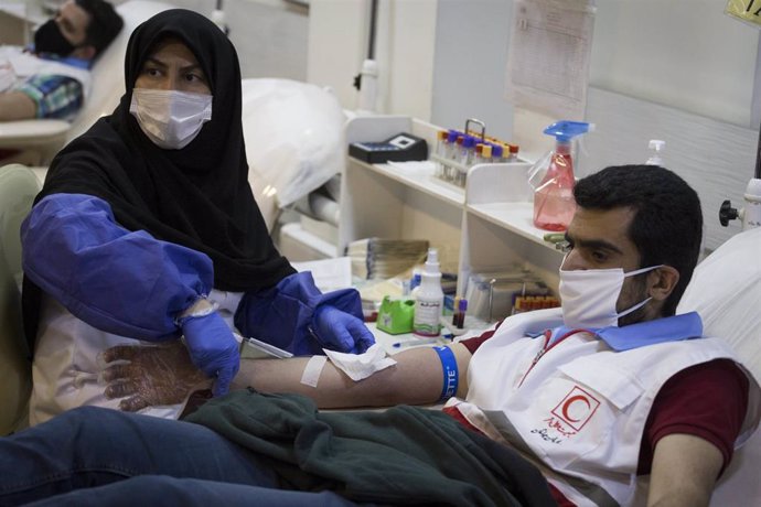 Una trabajadora sanitaria durante una donación de sangre en el marco de la pandemia de coronavirus en Irán