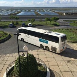 La Fundación Atlantic Copper lleva a cabo el mantenimiento del vehículo escolar de la Ciudad de los Niños.