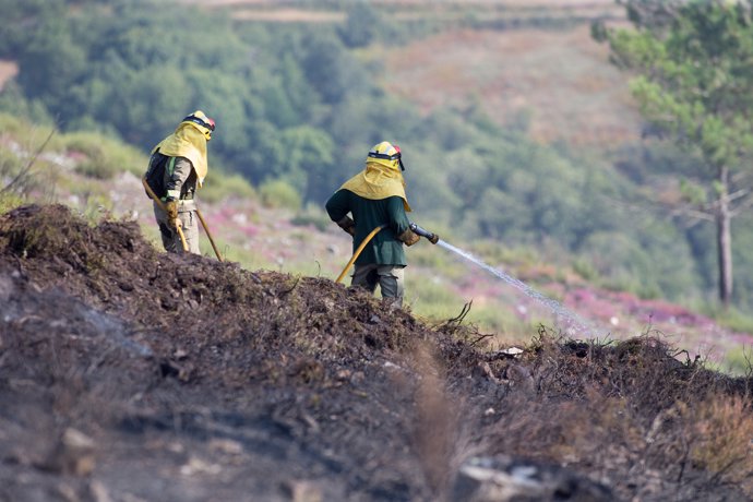 Labores de extinción en Navia de Suarna