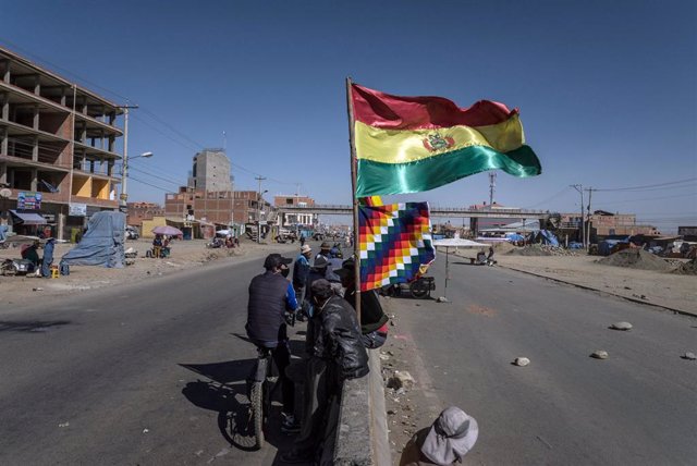 Manifestantes bloquean una de las vías de acceso a la ciudad de El Alto por la decisión del Gobierno de Jeanine Áñez de posponer una vez más la fecha de las elecciones a la presidencia de Bolivia.
