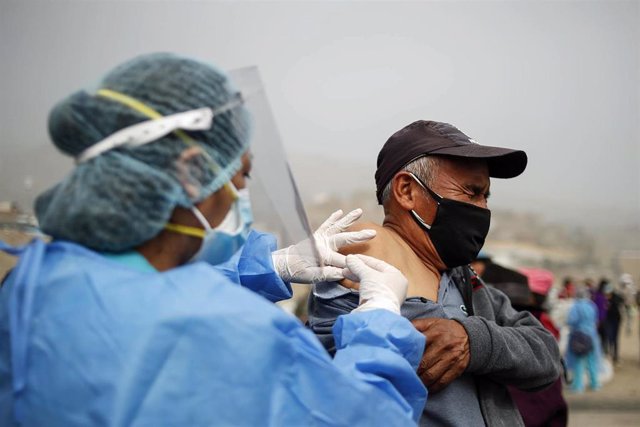 Campaña de vacunación llevada a cabo por el Ministerio de Salud de Perú en las zonas más aisladas del país en medio de la crisis sanitaria provocada por la COVID-19.