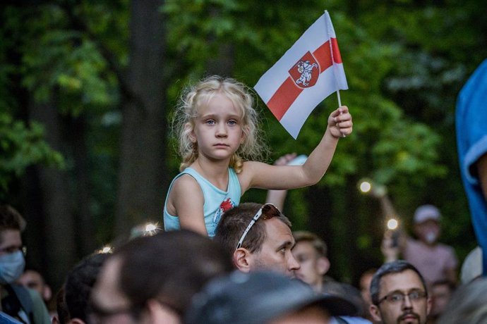 Una niña sostiene una vieja bandera de Bielorrusia, símbolo de protesta contra el Gobierno de Bielorrusa, durante el mitin de campaña de la candidata presidencial Svetlana Tikhanovskaya antes de las elecciones presidenciales.